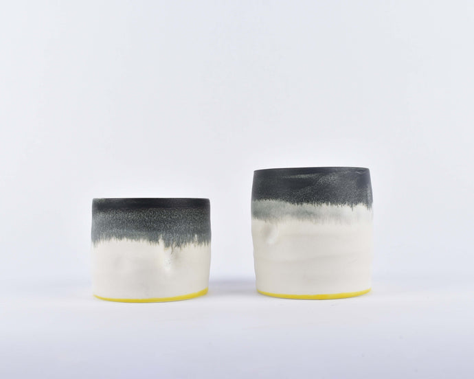 哈利画廊 商店 Online // 凯拉甘蔗 -小小的利摩日锅s——黑白相间的瓷罐，带有明黄色的细节